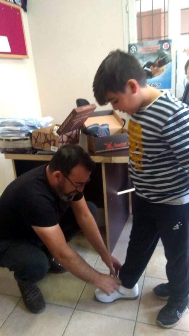 Sosyal medya üzerinden yaptığı paylaşımlarla hem iş sahibi yapıyor hem de yetimleri sevindiriyor