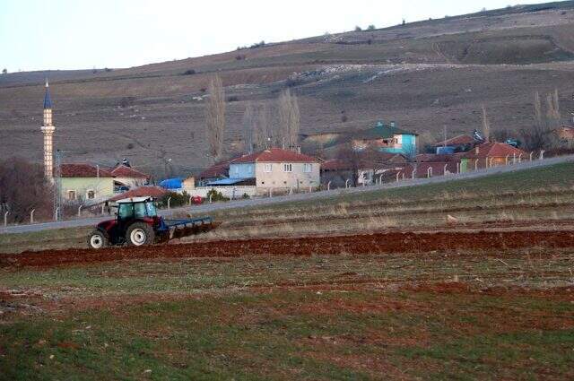 Tarlasında bulduğu 'gök taşı'nı banka kasasında saklıyor