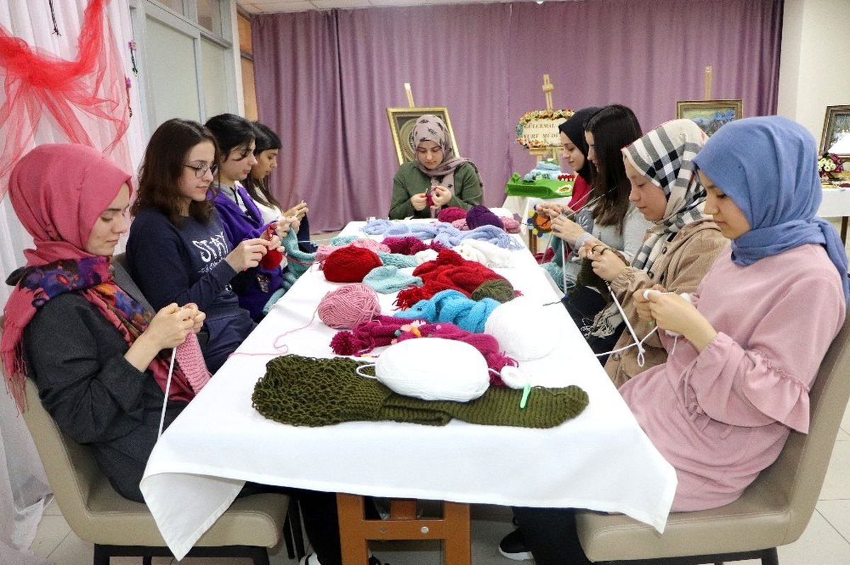 Üniversiteli kız öğrenciler, ihtiyaç sahibi çocuklar için atkı, bere ve eldiven üreterek yürekleri ısıtıyor