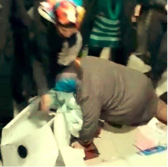 Antalya'da ucuz yorgan ve battaniye izdihamı! 'Abov yavaş yavaş'