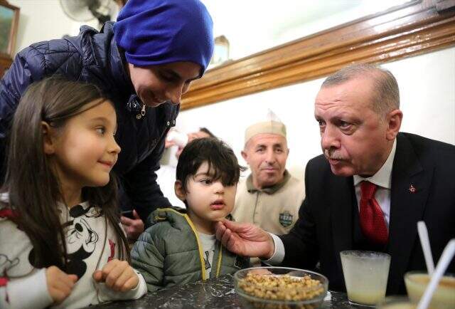 Cumhurbaşkanı Erdoğan, vatandaşlarla boza içti