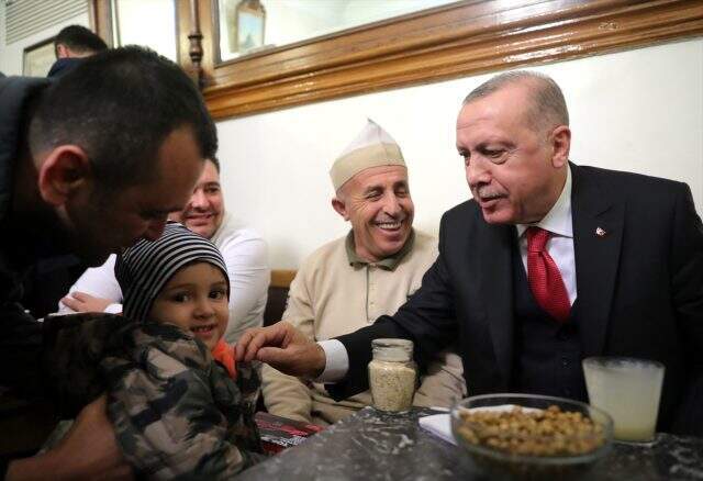 Cumhurbaşkanı Erdoğan, vatandaşlarla boza içti