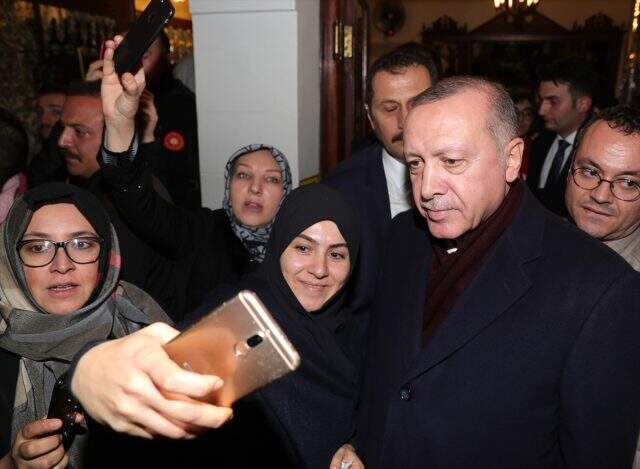 Cumhurbaşkanı Erdoğan, vatandaşlarla boza içti