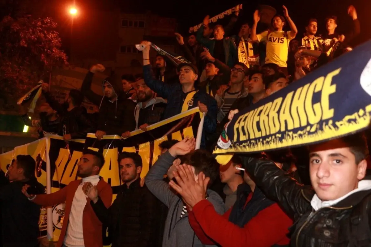 Fenerbahçeli taraftarlardan galibiyet coşkusu