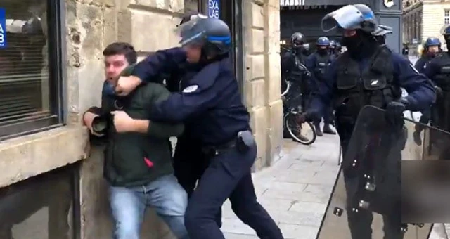 Fransa'da polisler, fotoğrafı göstermedi diye gazeteciyi gözaltına aldılar