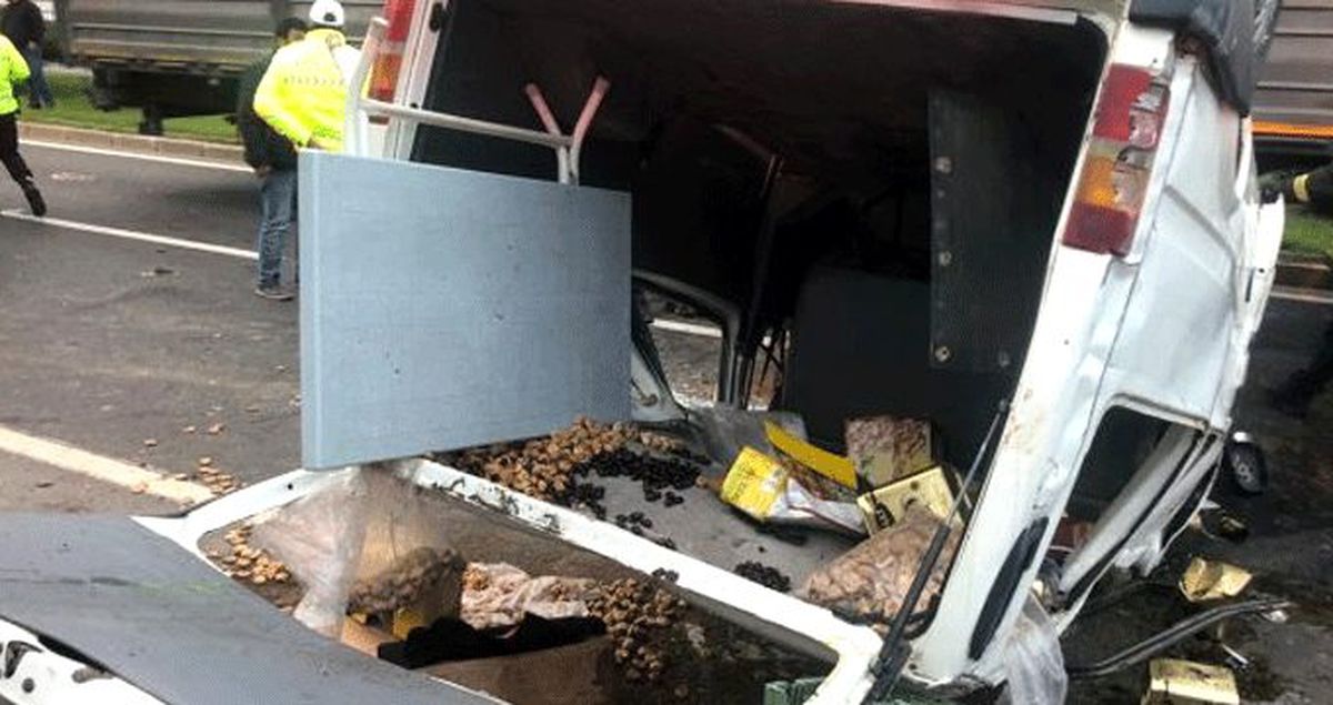 İncir satışından dönen kamyonet, hafif ticari araca çarparak devrildi: 1 ölü, 2 yaralı