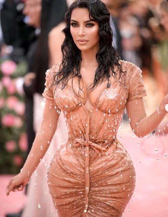 İngiliz ordusu asker almak için Kim Kardashian'ın kalçasını reklamlarda kullanacak