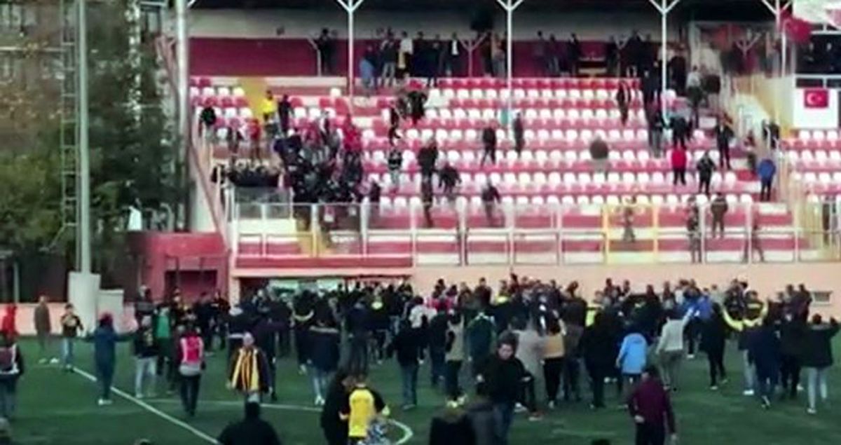 Kartal'da amatör maçta taraftarlar telleri kırıp birbirine girdi