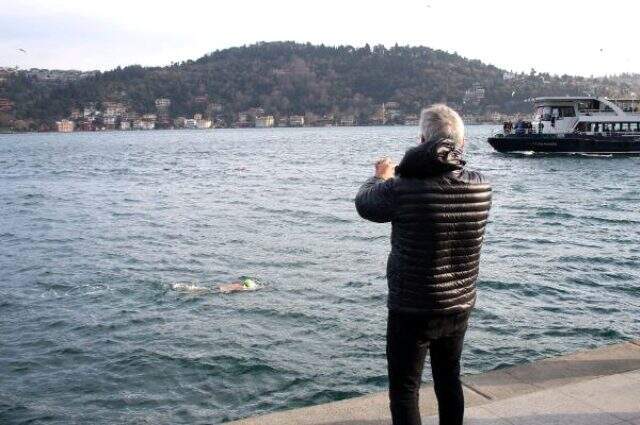 Lodosa aldırış etmeden denizde yüzdüler