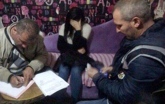Masaj salonlarında fuhuş yaptıran çift tutuklandı