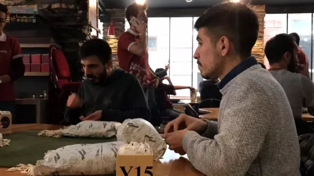 Muhabbet için değil, altın kazanmak için çekirdek çitlediler Muhabbet için değil, altın kazanmak için çekirdek çitlediler