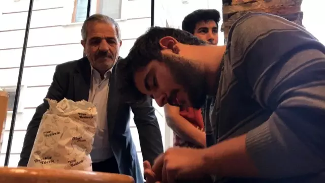 Muhabbet için değil, altın kazanmak için çekirdek çitlediler Muhabbet için değil, altın kazanmak için çekirdek çitlediler