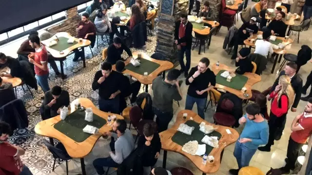 Muhabbet için değil, altın kazanmak için çekirdek çitlediler Muhabbet için değil, altın kazanmak için çekirdek çitlediler
