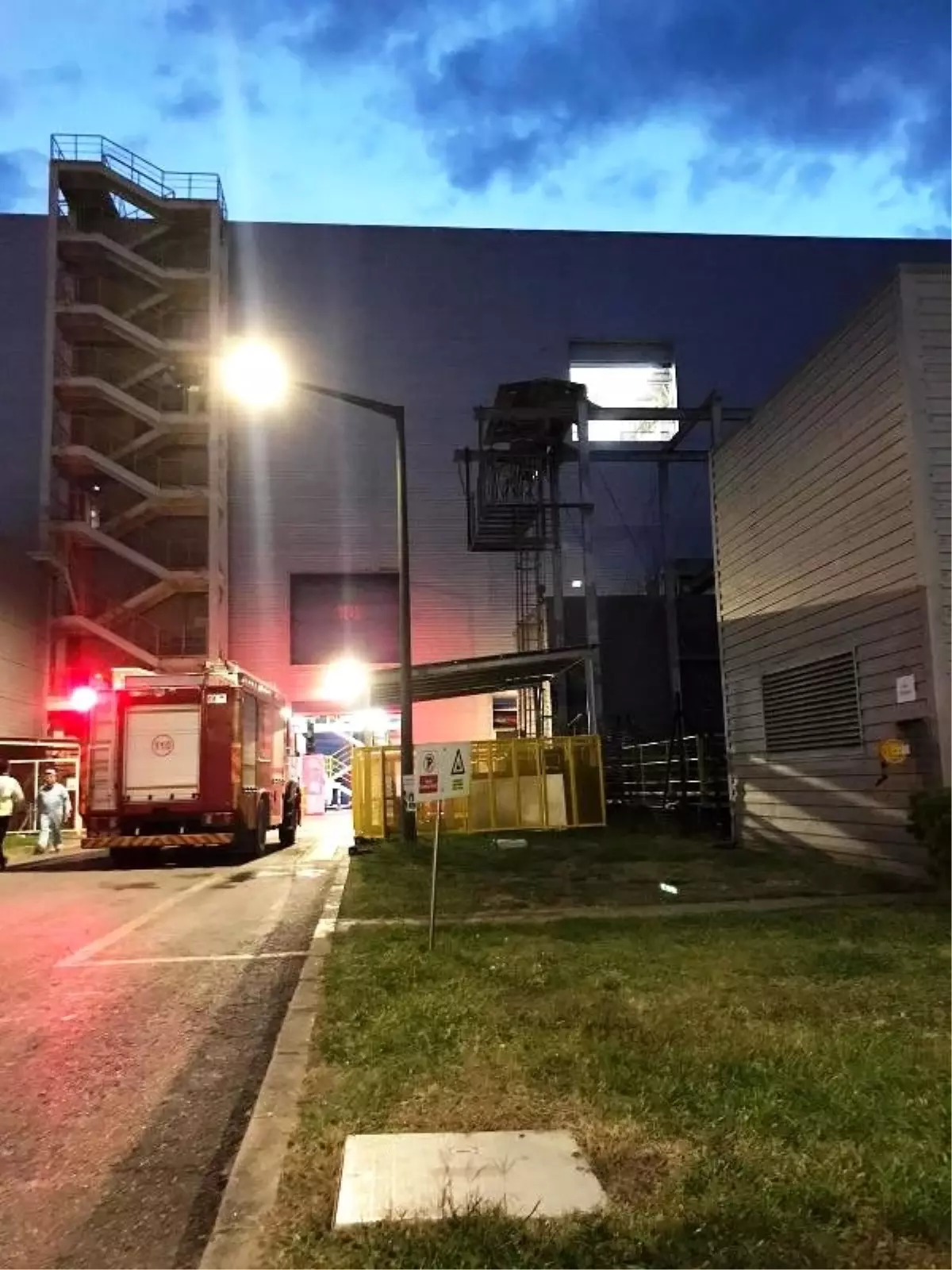 Otomobil fabrikasının boyahanesinde yangın çıktı