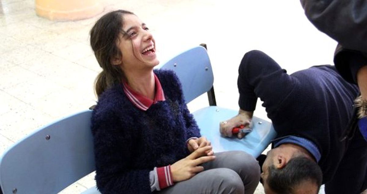 Oturduğu sıraya sıkışan öğrenci herkesi gülme krizine soktu