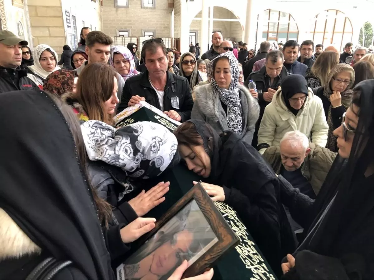 Şarkıcı Ceylan'ın yeğeni son yolculuğuna uğurlandı