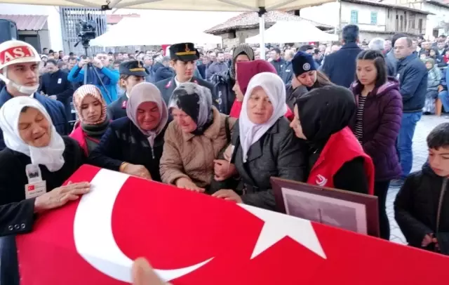 Şehit Uzman Onbaşı Ahmet Tunç son yolculuğuna uğurlandı Şehit Uzman Onbaşı Ahmet Tunç son yolculuğuna uğurlandı