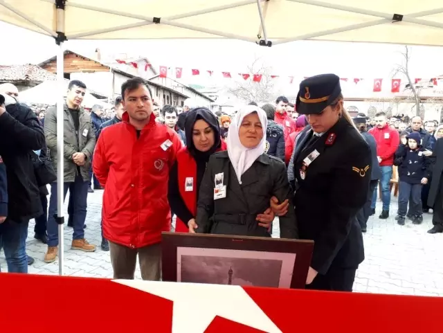 Şehit Uzman Onbaşı Ahmet Tunç son yolculuğuna uğurlandı Şehit Uzman Onbaşı Ahmet Tunç son yolculuğuna uğurlandı