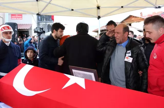 Şehit Uzman Onbaşı Ahmet Tunç'un cenazesi Kütahya'da toprağa verildi Şehit Uzman Onbaşı Ahmet Tunç'un cenazesi Kütahya'da toprağa verildi