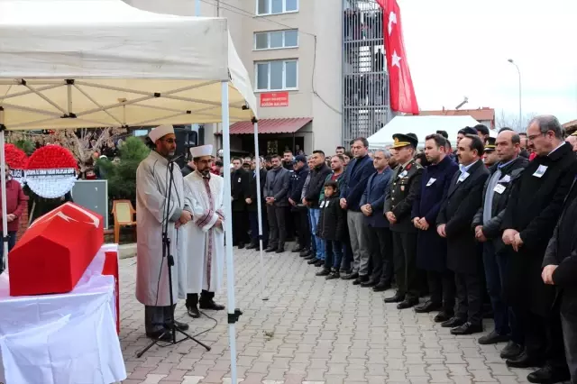 Şehit Uzman Onbaşı Ahmet Tunç'un cenazesi Kütahya'da toprağa verildi Şehit Uzman Onbaşı Ahmet Tunç'un cenazesi Kütahya'da toprağa verildi