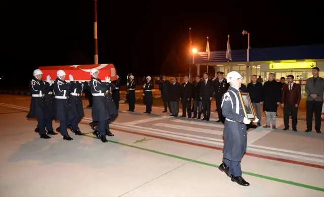 Şehit Uzman Onbaşı Ahmet Tunç'un cenazesi Kütahya'da toprağa verildi Şehit Uzman Onbaşı Ahmet Tunç'un cenazesi Kütahya'da toprağa verildi