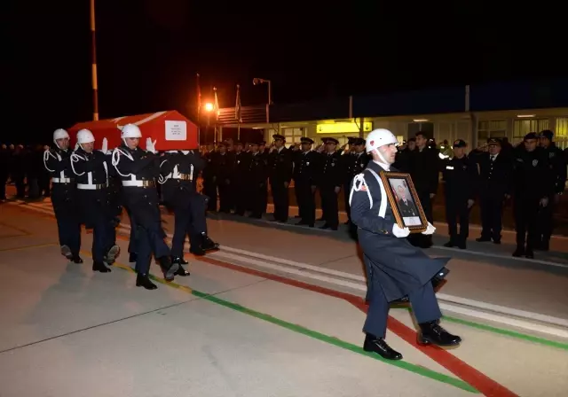 Şehit Uzman Onbaşı Ahmet Tunç'un cenazesi Kütahya'da toprağa verildi Şehit Uzman Onbaşı Ahmet Tunç'un cenazesi Kütahya'da toprağa verildi