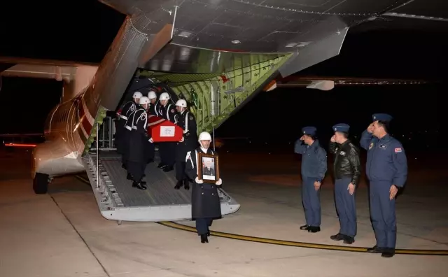 Şehit Uzman Onbaşı Ahmet Tunç'un cenazesi Kütahya'da toprağa verildi Şehit Uzman Onbaşı Ahmet Tunç'un cenazesi Kütahya'da toprağa verildi