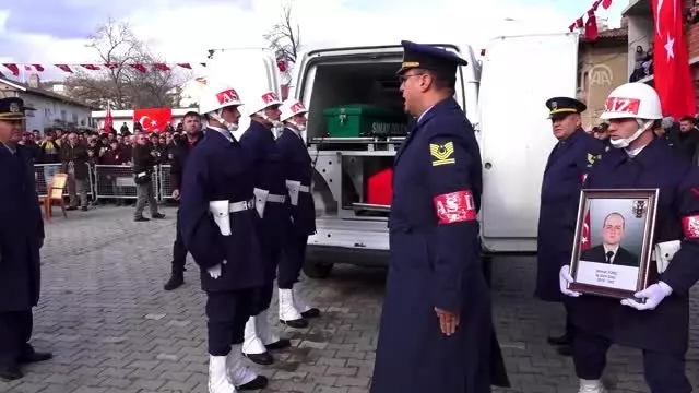 Şehit Uzman Onbaşı Ahmet Tunç'un cenazesi toprağa verildi Şehit Uzman Onbaşı Ahmet Tunç'un cenazesi toprağa verildi