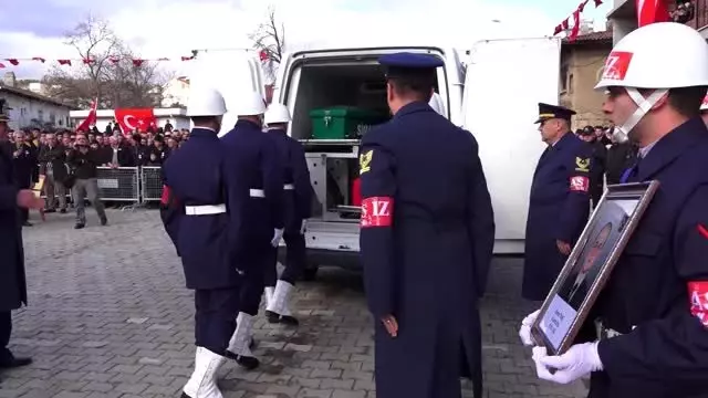 Şehit Uzman Onbaşı Ahmet Tunç'un cenazesi toprağa verildi Şehit Uzman Onbaşı Ahmet Tunç'un cenazesi toprağa verildi