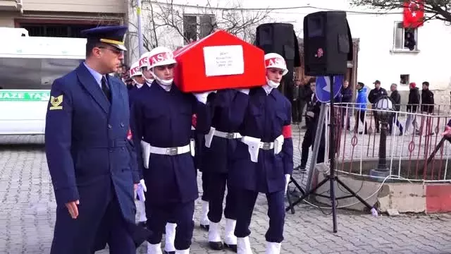 Şehit Uzman Onbaşı Ahmet Tunç'un cenazesi toprağa verildi Şehit Uzman Onbaşı Ahmet Tunç'un cenazesi toprağa verildi