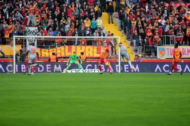 Süper Lig: İM Kayserispor: 1 - Medipol Başakşehir: 2 (İlk yarı)