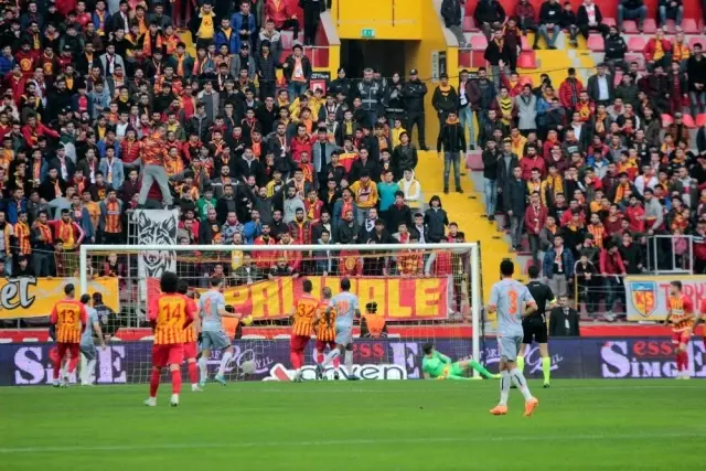 Süper Lig: İM Kayserispor: 1 - Medipol Başakşehir: 2 (İlk yarı)