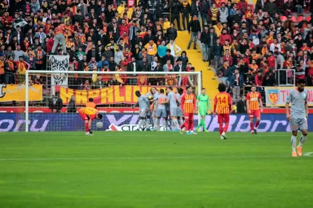 Süper Lig: İM Kayserispor: 1 - Medipol Başakşehir: 2 (İlk yarı)