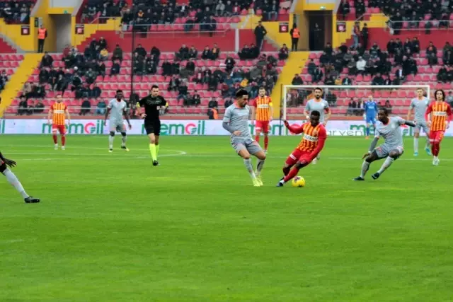 Süper Lig: İM Kayserispor: 1 - Medipol Başakşehir: 2 (İlk yarı)