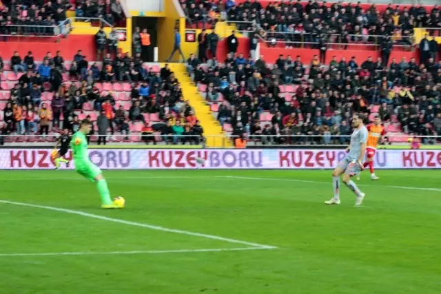 Süper Lig: İM Kayserispor: 1 - Medipol Başakşehir: 2 (İlk yarı)