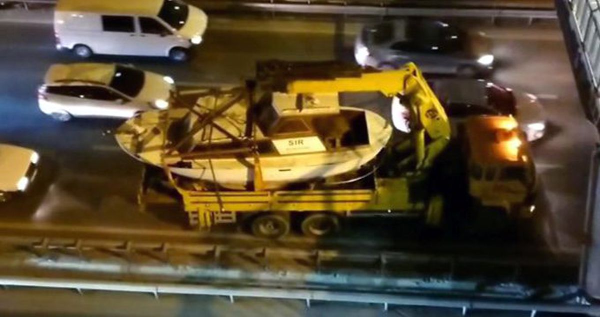 Tekne yüklü vinç üst geçide çarptı