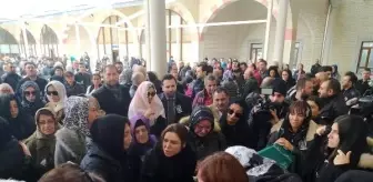 Ceylan: Ünlü türkücü Ceylan, yeğeni Nazlıcan'ı son yolculuğuna gözyaşları içinde uğurladı Ceylan: Ünlü türkücü Ceylan, yeğeni Nazlıcan'ı son yolculuğuna gözyaşları içinde uğurladı