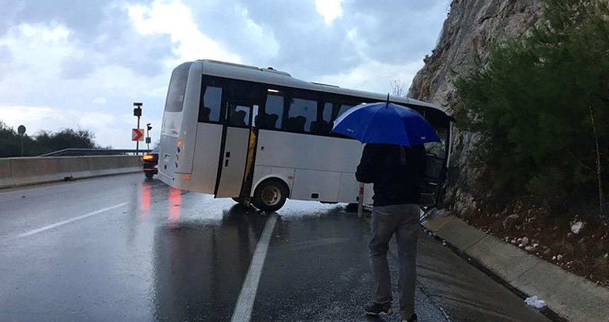 Antalya'da trafik kazası: 17 yaralı