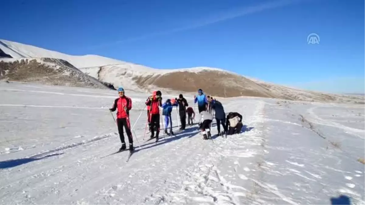 Bitlisli kayakçılar, Nemrut Dağı'nda şampiyonalara hazırlanıyor
