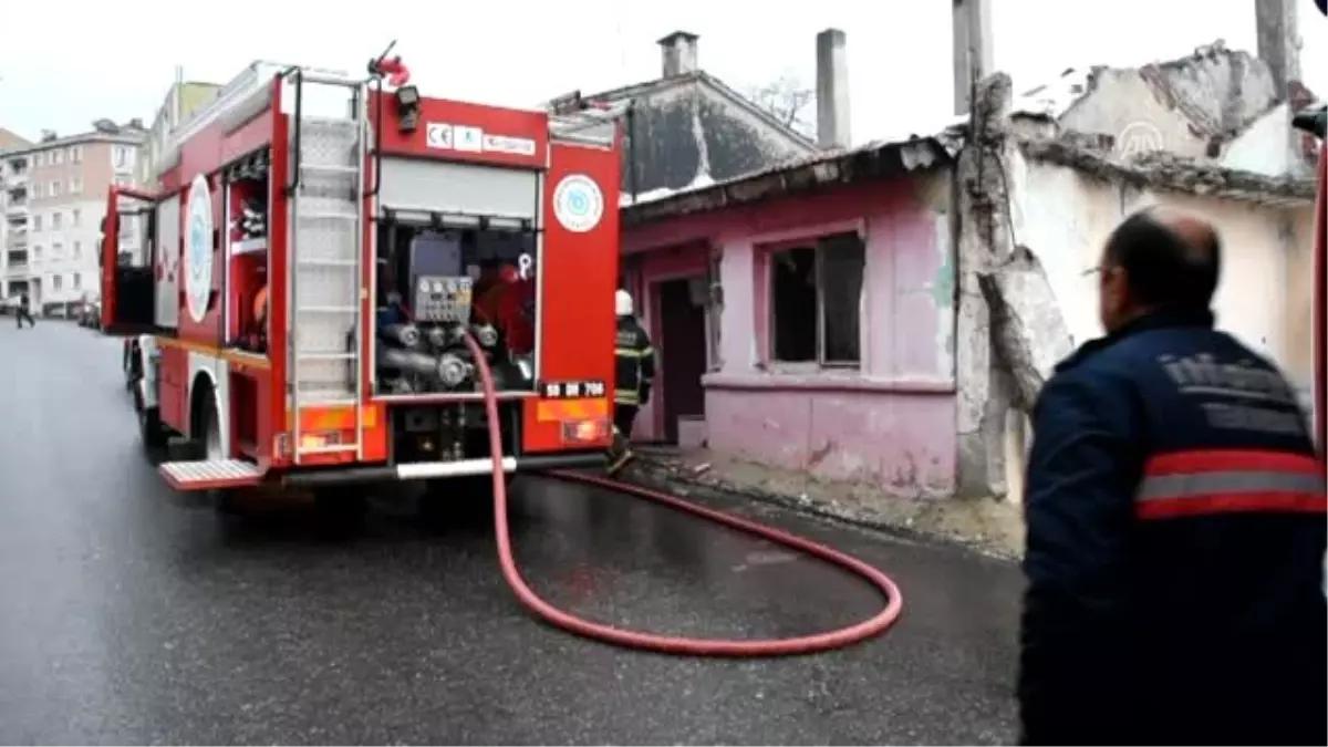 Çorlu'da metruk evde yangın