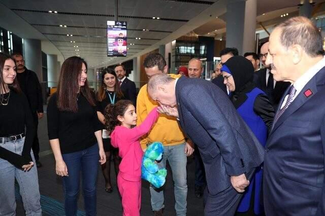 Cumhurbaşkanı Erdoğan 50 milyonuncu yolcuya plaket verdi