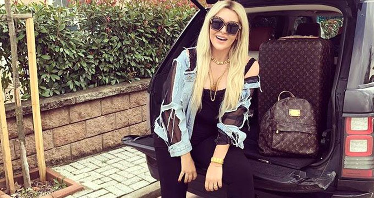 Fenomen Selin Ciğerci, mini elbisesiyle kalça dansı yaptı