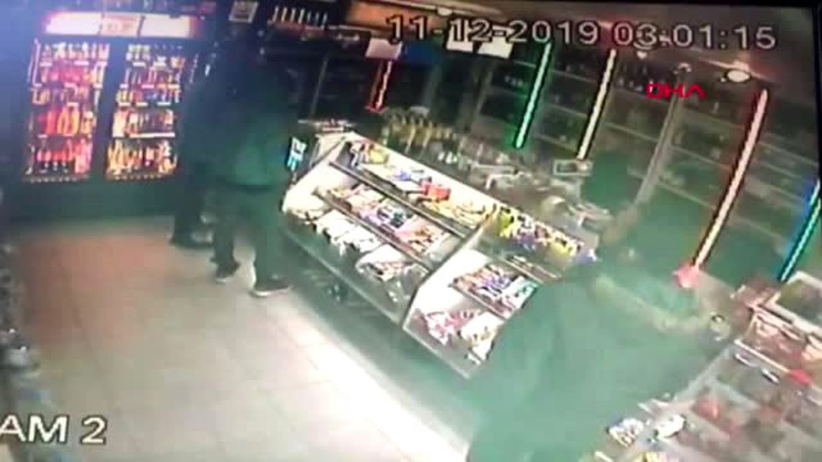 Gasp ettikleri tekel bayiinin sahibini 3 yerinden bıçaklayıp kaçtılar
