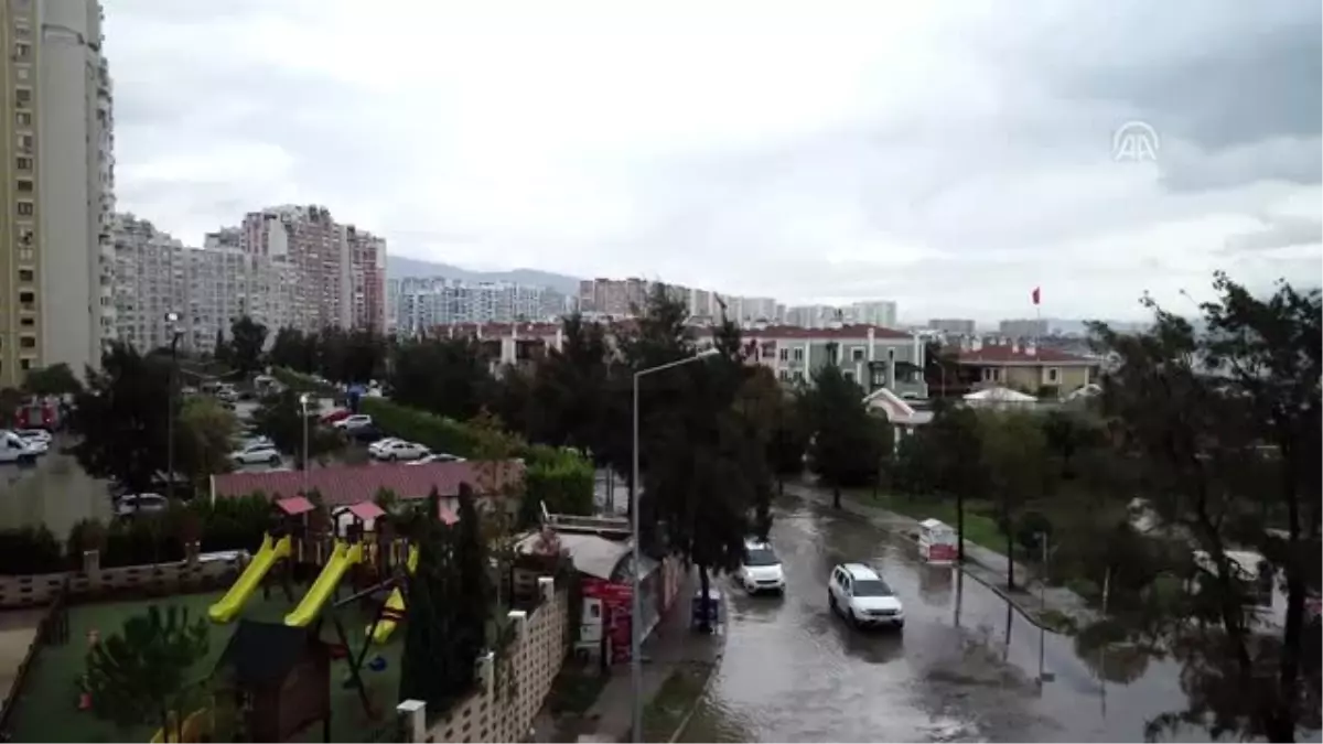 İzmir'de sağanak nedeniyle bazı yollarda su birikintileri oluştu (Drone)