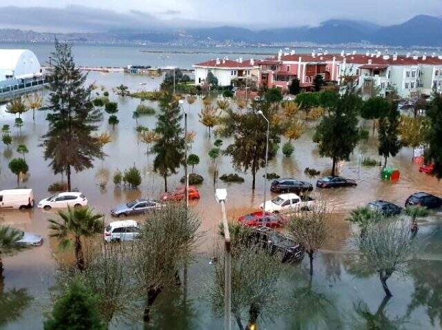 İzmir'de sağanak ve lodos; yollar göle döndü, binalara su doldu! Yağışlar cuma gününe kadar sürecek