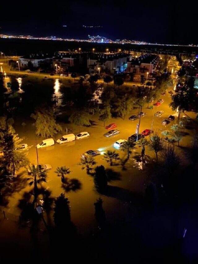 İzmir'de sağanak ve lodos; yollar göle döndü, binalara su doldu! Yağışlar cuma gününe kadar sürecek