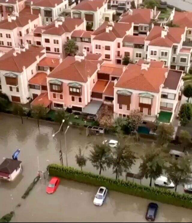 İzmir'de sağanak ve lodos; yollar göle döndü, binalara su doldu! Yağışlar cuma gününe kadar sürecek
