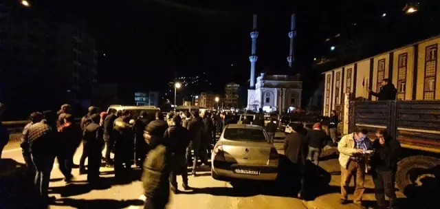 Kaçak yapıların yıkımında vatandaşlar ve güvenlik güçleri arasında arbede