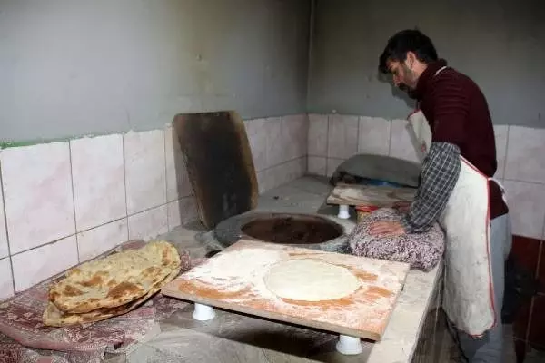 Kadınlar çalışmayınca erkekler tandırın başına geçti