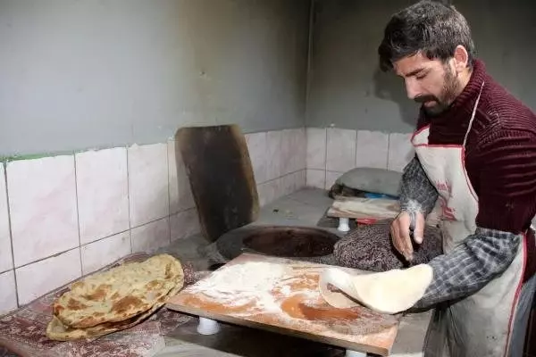 Kadınlar çalışmayınca erkekler tandırın başına geçti
